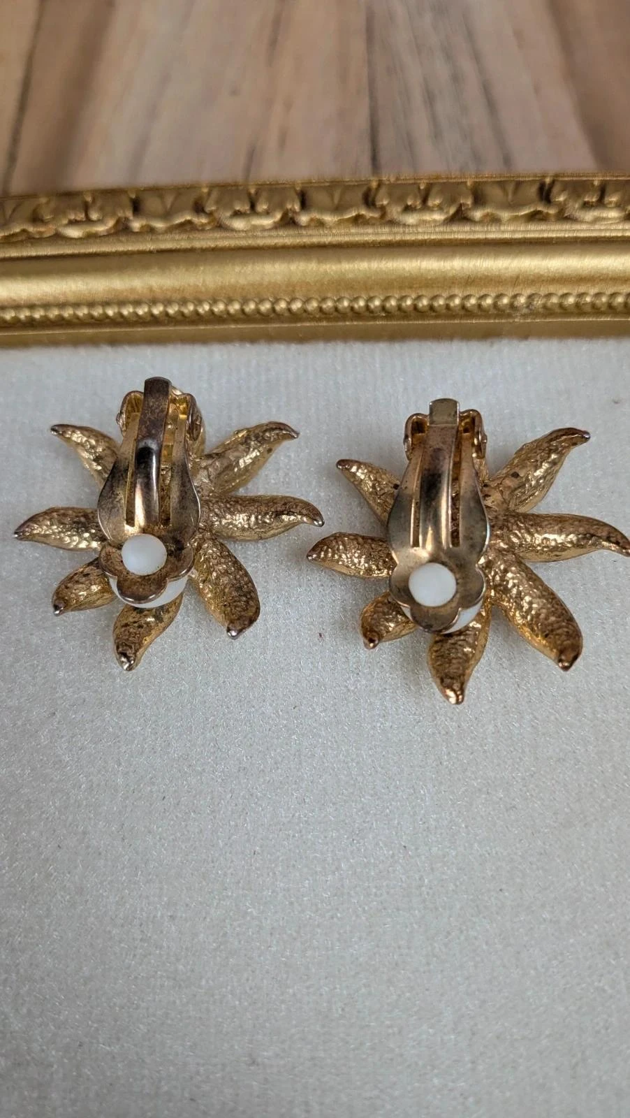 Vintage flower-shaped gold rhinestone clip-on earrings – photo 4